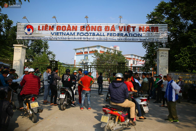 Hàng trăm người lạ mặt trèo tường, vây kín trụ sở VFF để đòi mua vé chung kết AFF Cup 2018 - Ảnh 3.