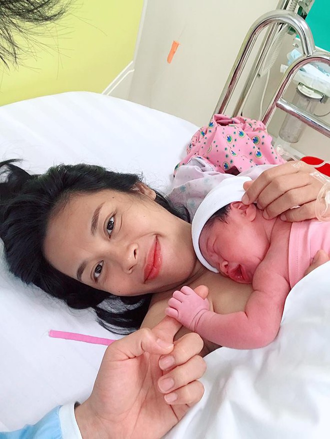 Ho&agrave;ng tử xiếc Quốc Nghiệp hạnh ph&uacute;c đ&oacute;n con g&aacute;i ch&agrave;o đời sau niềm vui lập kỉ lục Guinness thế giới - Ảnh 2.