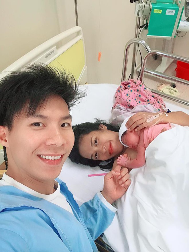 Ho&agrave;ng tử xiếc Quốc Nghiệp hạnh ph&uacute;c đ&oacute;n con g&aacute;i ch&agrave;o đời sau niềm vui lập kỉ lục Guinness thế giới - Ảnh 1.