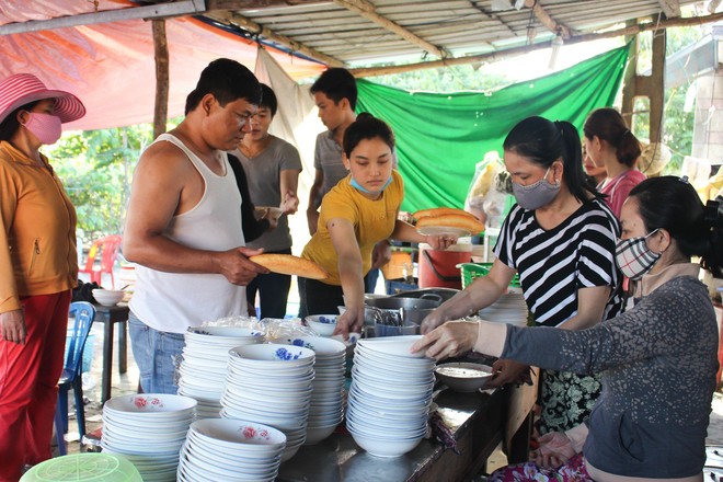 Kỳ lạ ai đến Đà Nẵng đều rủ nhau ra ruộng ăn tô bánh canh chỉ có giá 9k - Ảnh 3.