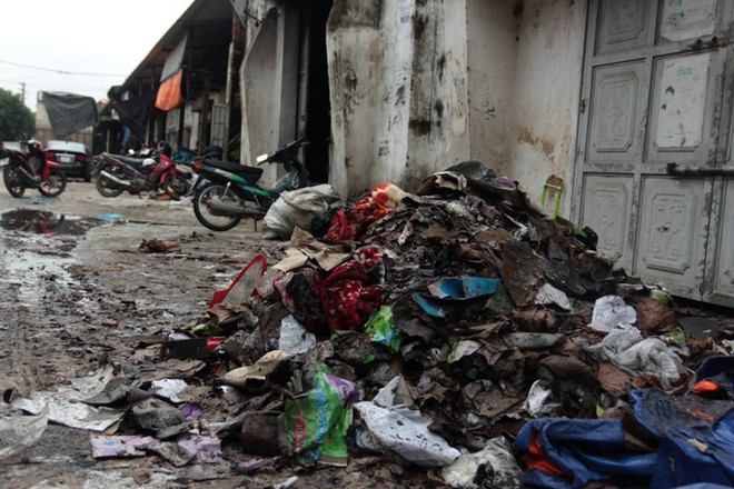 Chùm ảnh: Khung cảnh tan hoang sau vụ cháy kho chứa hàng Tết ở Nghệ An - Ảnh 8.