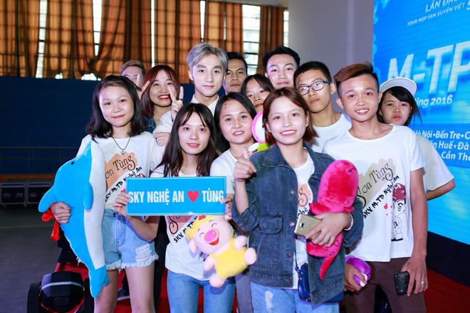 Những h&agrave;nh động nhỏ nhưng ghi điểm lớn của sao Việt d&agrave;nh cho người h&acirc;m mộ - Ảnh 10.