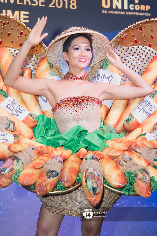 H’Hen Ni&#234; tự tin tr&#236;nh diễn trang phục “b&#225;nh m&#236;” tr&#234;n s&#226;n khấu Miss Universe 2018 - Ảnh 4.