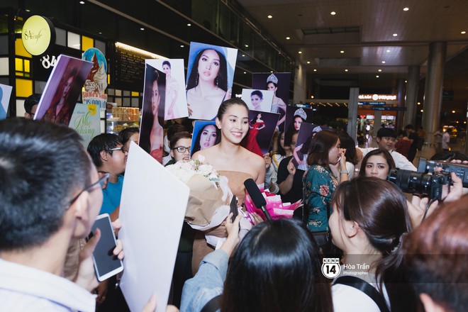 Hội chị em Hoa hậu và người hâm mộ bất chấp đêm khuya đón Tiểu Vy trở về từ Miss World  - Ảnh 10.