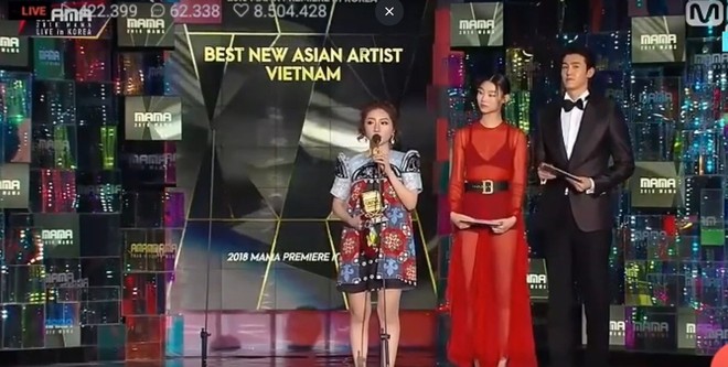 Cô gái đáng thương nhất MAMA 2018: Chủ nhân hit Người lạ ơi trượt ngã khi nhận giải, Kang Daniel gây sốt vì giúp đỡ - Ảnh 5.