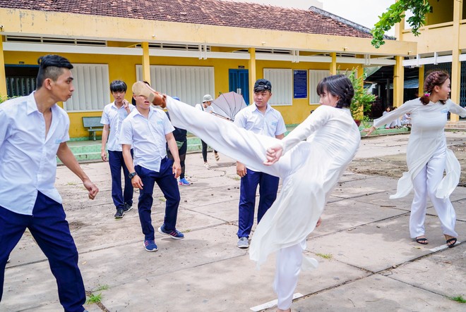 Ngọc Trinh diện áo dài thùy mị vừa... luyện chiêu tung cú đá cao qua đầu ngay hậu trường Vu Quy Đại Náo - Ảnh 4.