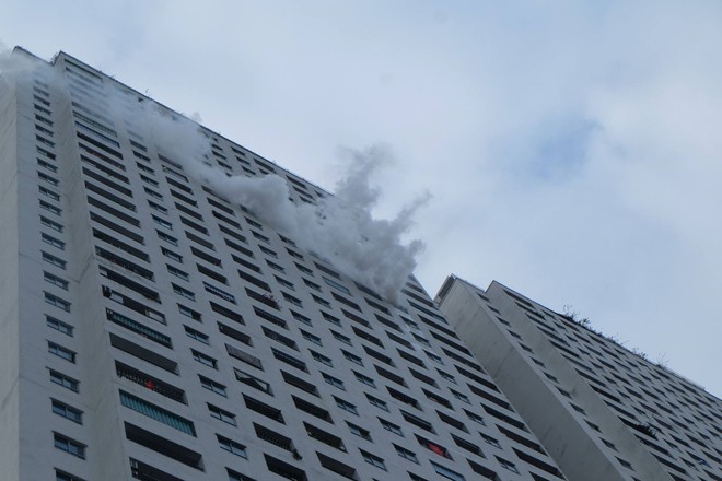 Cháy dữ dội ở tầng 31 CC Linh Đàm, hàng nghìn cư dân hoảng hốt tháo chạy bằng cầu thang bộ - Ảnh 1.