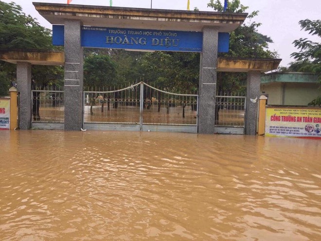 Thiệt hại mưa bão nặng nề tại miền Trung: Hàng loạt trường học chìm trong biển nước, hồ sơ bài thi hư hỏng không khôi phục được - Ảnh 1.