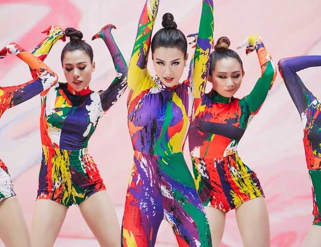 Một ngày sau khi phát hành album khủng, Đông Nhi tiếp tục tung MV Dance mới với tạo hình tắc kè hoa - Ảnh 2.