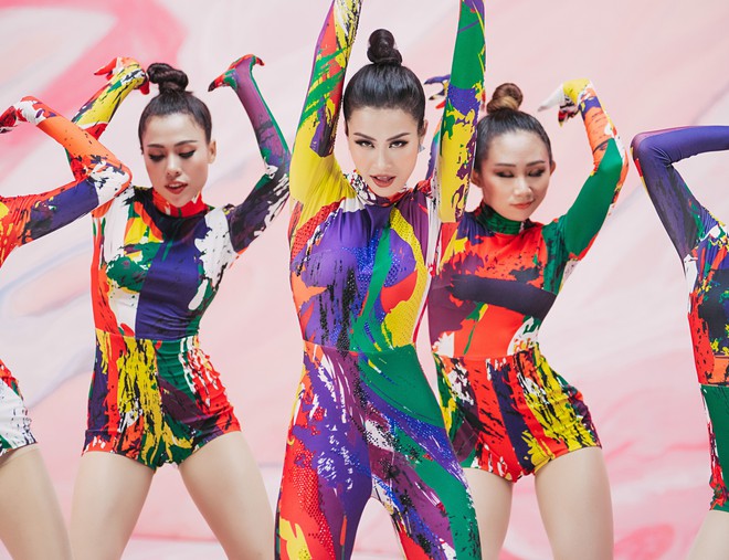 Một ng&agrave;y sau khi ph&aacute;t h&agrave;nh album khủng, Đ&ocirc;ng Nhi tiếp tục tung MV Dance mới với tạo h&igrave;nh tắc k&egrave; hoa - Ảnh 2.