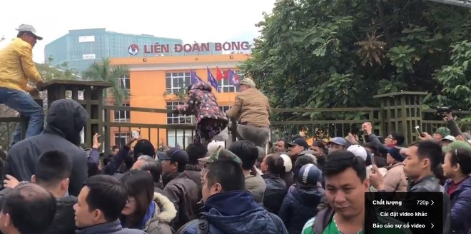 Người d&acirc;n t&igrave;m mọi c&aacute;ch mua v&eacute; AFF cup: Mua online, tr&egrave;o r&agrave;o mua offline, ai may mắn th&igrave; mới c&oacute; v&eacute; - Ảnh 3.