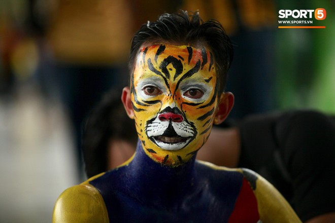 Fangirl xinh đẹp hâm nóng bầu không khí trước thềm đại chiến Việt Nam vs Malaysia - Ảnh 8.