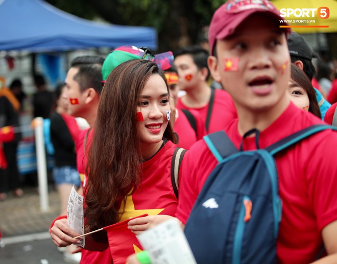 Fangirl xinh đẹp hâm nóng bầu không khí trước thềm đại chiến Việt Nam vs Malaysia - Ảnh 2.