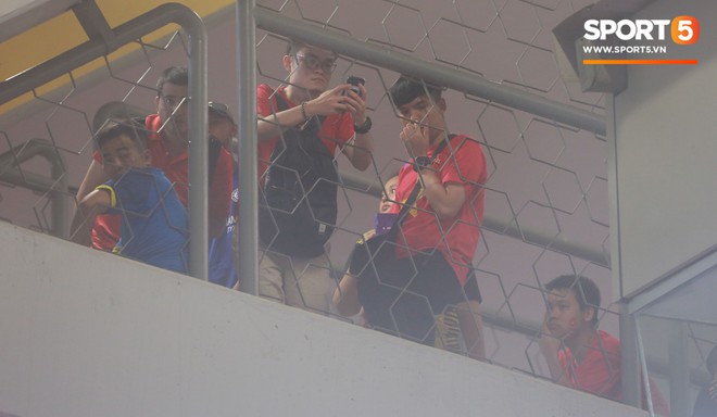 Có vé trong tay, cổ động viên Việt Nam vẫn phải trèo rào vào sân xem chung kết AFF Cup 2018 - Ảnh 1.