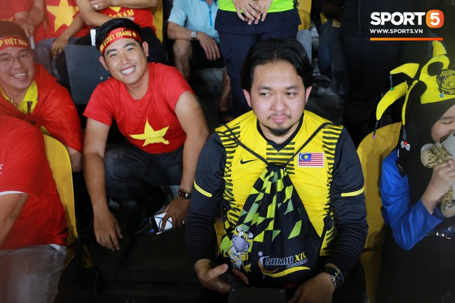 Có vé trong tay, cổ động viên Việt Nam vẫn phải trèo rào vào sân xem chung kết AFF Cup 2018 - Ảnh 2.