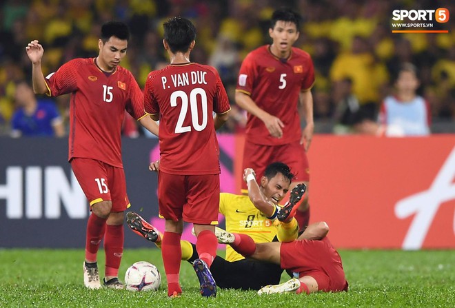 Đội trưởng Malaysia giơ cao cánh tay định đánh cùi chỏ vào mặt đội trưởng ĐT Việt Nam - Ảnh 2.