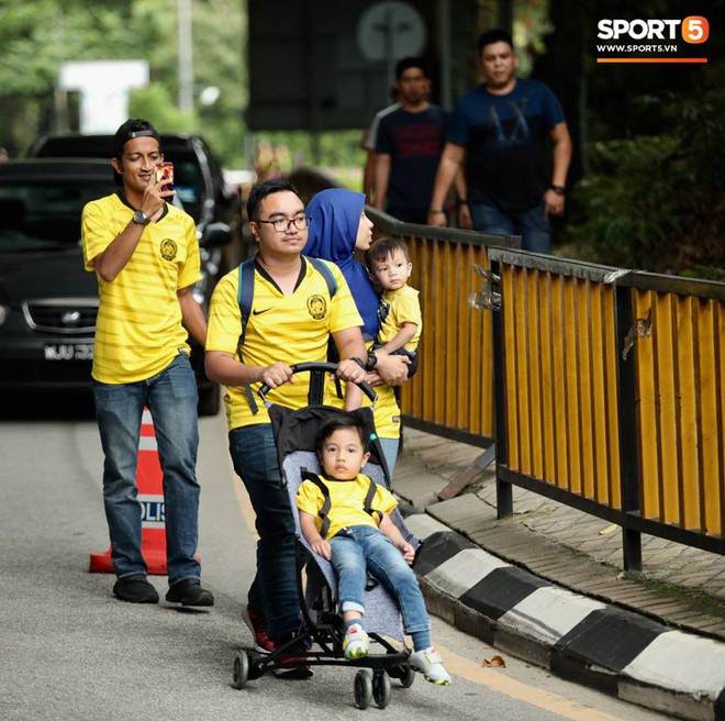 Vượt gió mưa, hàng nghìn cổ động viên có mặt tại sân Bukit Jalil tiếp lửa cho đội tuyển Việt Nam - Ảnh 4.