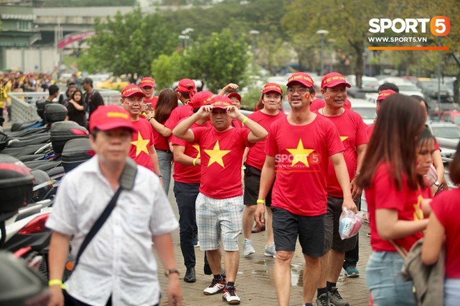 Vượt gió mưa, hàng nghìn cổ động viên có mặt tại sân Bukit Jalil tiếp lửa cho đội tuyển Việt Nam - Ảnh 21.