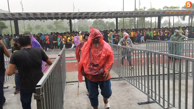 Vượt gió mưa, hàng nghìn cổ động viên có mặt tại sân Bukit Jalil tiếp lửa cho đội tuyển Việt Nam - Ảnh 7.