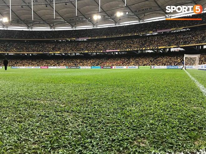 Vượt gió mưa, hàng nghìn cổ động viên có mặt tại sân Bukit Jalil tiếp lửa cho đội tuyển Việt Nam - Ảnh 31.