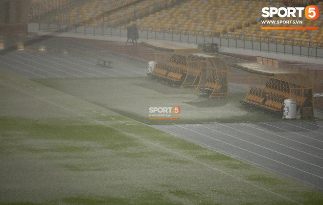 Vượt gió mưa, hàng nghìn cổ động viên có mặt tại sân Bukit Jalil tiếp lửa cho đội tuyển Việt Nam - Ảnh 8.