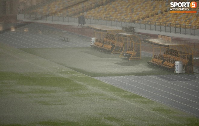 Các cặp đôi nắm tay, đội mưa tới sân Bukit Jalil tiếp lửa cho trận chung kết AFF Cup - Ảnh 10.