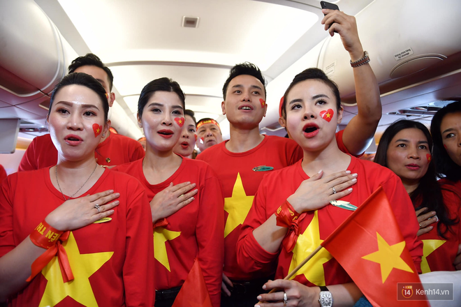CĐV Việt Nam cùng nhau hát Quốc ca ở độ cao 10.000m, hết mình cổ vũ cho ĐT nước nhà trong trận chung kết AFF Cup 2018 - Ảnh 4.