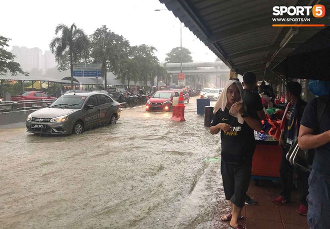 Vượt gió mưa, hàng nghìn cổ động viên có mặt tại sân Bukit Jalil tiếp lửa cho đội tuyển Việt Nam - Ảnh 13.