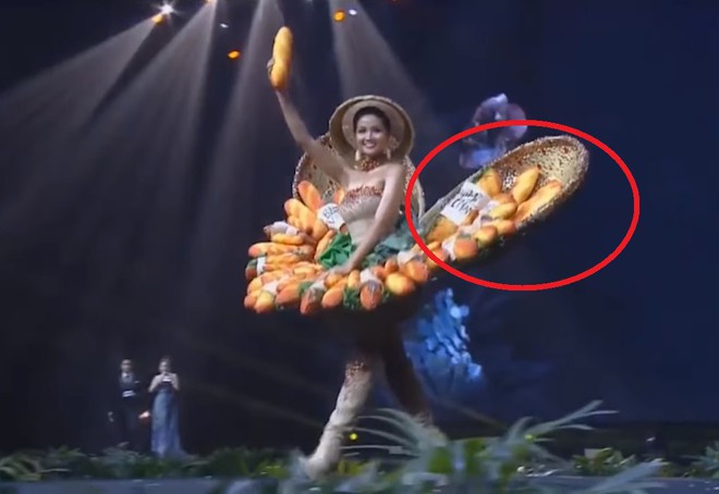 Miss Universe 2018: Trang phục “bánh mì” gặp sự cố, H’Hen Niê vẫn xử lý quá đỗi tài tình khiến chẳng ai nhận ra - Ảnh 4.