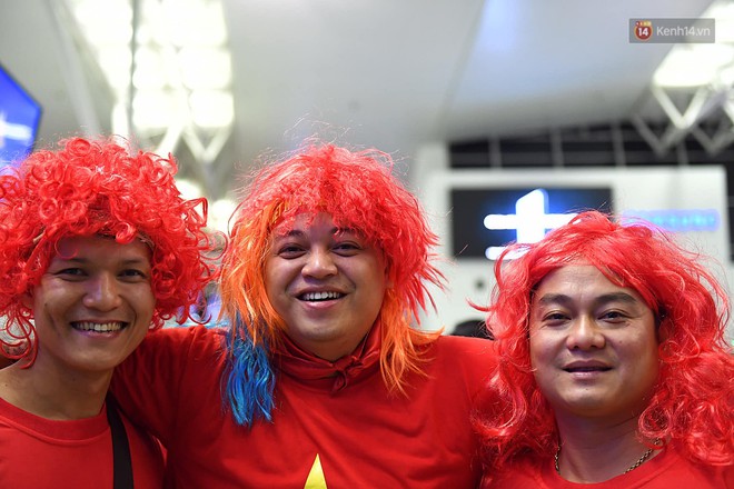 CĐV nhuộm đỏ sân bay Nội Bài và Tân Sơn Nhất, lên đường sang Malaysia tiếp lửa cho ĐT Việt Nam trong trận chung kết AFF Cup - Ảnh 4.