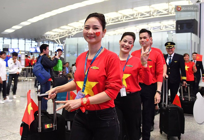 CĐV nhuộm đỏ sân bay Nội Bài và Tân Sơn Nhất, lên đường sang Malaysia tiếp lửa cho ĐT Việt Nam trong trận chung kết AFF Cup - Ảnh 5.