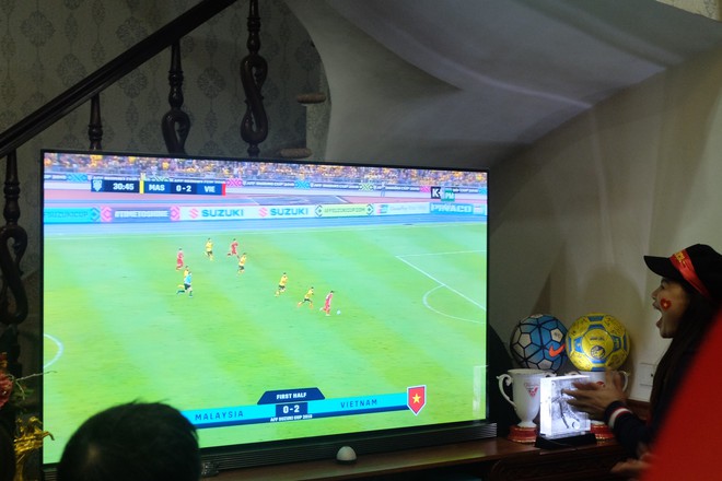 Mẹ Quang Hải n&oacute;i về kết quả h&ograve;a 2-2 trận chung kết lượt đi AFF Cup: T&ocirc;i đ&atilde; dự đo&aacute;n từ trước, cơ hội chia đều cho hai b&ecirc;n - Ảnh 10.