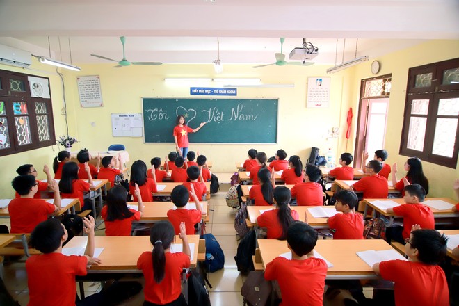C&ocirc; tr&ograve; c&ugrave;ng nhuộm đỏ lớp học để cổ vũ đội tuyển Việt Nam trước thềm trận chung kết lượt đi AFF Cup 2018 - Ảnh 1.