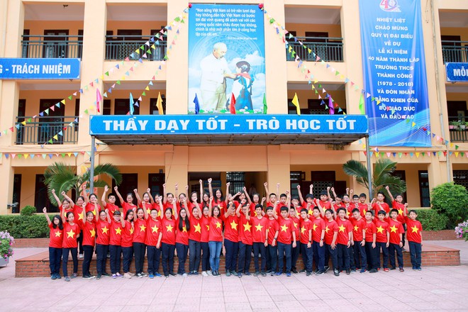 C&ocirc; tr&ograve; c&ugrave;ng nhuộm đỏ lớp học để cổ vũ đội tuyển Việt Nam trước thềm trận chung kết lượt đi AFF Cup 2018 - Ảnh 6.