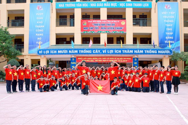 C&ocirc; tr&ograve; c&ugrave;ng nhuộm đỏ lớp học để cổ vũ đội tuyển Việt Nam trước thềm trận chung kết lượt đi AFF Cup 2018 - Ảnh 4.