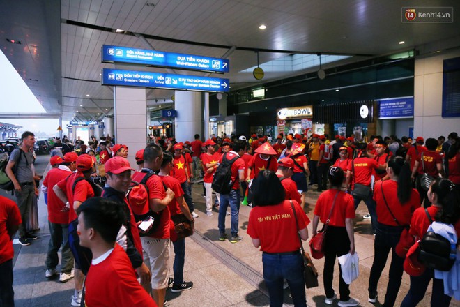 CĐV nhuộm đỏ s&#226;n bay Nội B&#224;i v&#224; T&#226;n Sơn Nhất, l&#234;n đường sang Malaysia &quot;tiếp lửa&quot; cho ĐT Việt Nam trong trận chung kết AFF Cup - Ảnh 7.