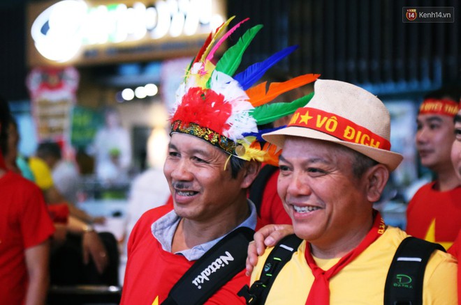 CĐV nhuộm đỏ s&#226;n bay Nội B&#224;i v&#224; T&#226;n Sơn Nhất, l&#234;n đường sang Malaysia &quot;tiếp lửa&quot; cho ĐT Việt Nam trong trận chung kết AFF Cup - Ảnh 10.