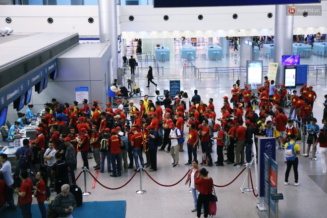 CĐV nhuộm đỏ sân bay Nội Bài và Tân Sơn Nhất, lên đường sang Malaysia tiếp lửa cho ĐT Việt Nam trong trận chung kết AFF Cup - Ảnh 13.