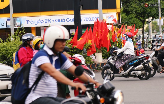 Quốc kỳ, &aacute;o đỏ sao v&agrave;ng ch&aacute;y h&agrave;ng ở S&agrave;i G&ograve;n trước trận chung kết lượt đi AFF Cup 2018 - Ảnh 1.