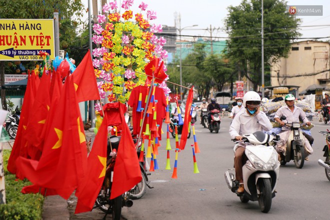 Quốc kỳ, áo đỏ sao vàng cháy hàng ở Sài Gòn trước trận chung kết lượt đi AFF Cup 2018 - Ảnh 3.