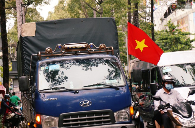 Quốc kỳ, áo đỏ sao vàng cháy hàng ở Sài Gòn trước trận chung kết lượt đi AFF Cup 2018 - Ảnh 5.