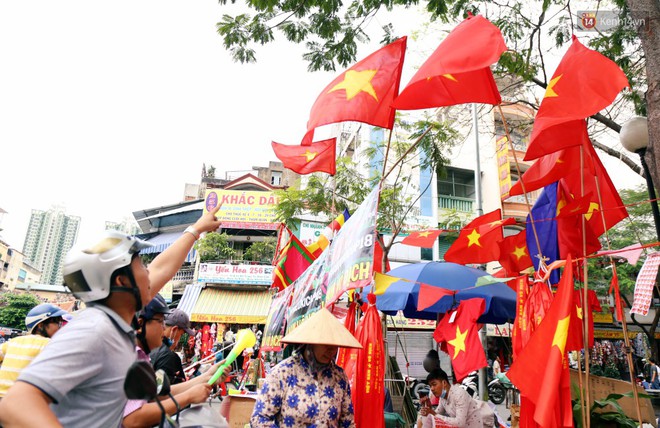 Quốc kỳ, áo đỏ sao vàng cháy hàng ở Sài Gòn trước trận chung kết lượt đi AFF Cup 2018 - Ảnh 17.