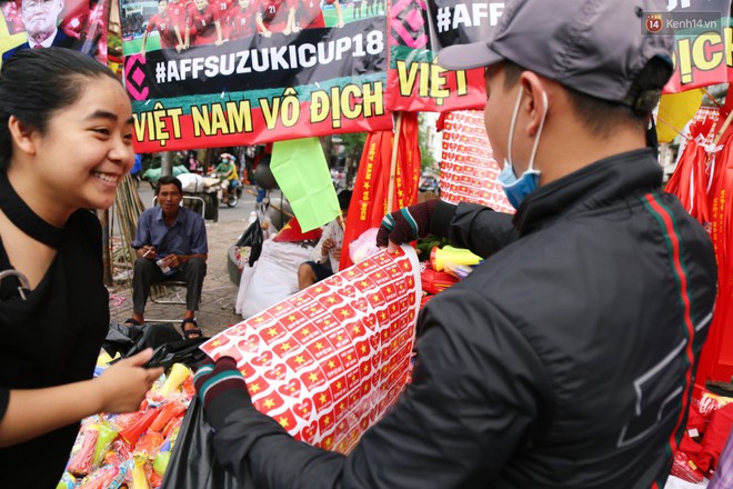 Quốc kỳ, áo đỏ sao vàng cháy hàng ở Sài Gòn trước trận chung kết lượt đi AFF Cup 2018 - Ảnh 16.