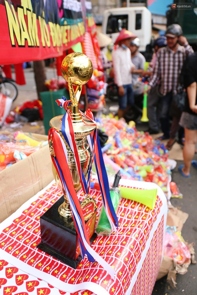 Quốc kỳ, áo đỏ sao vàng cháy hàng ở Sài Gòn trước trận chung kết lượt đi AFF Cup 2018 - Ảnh 7.