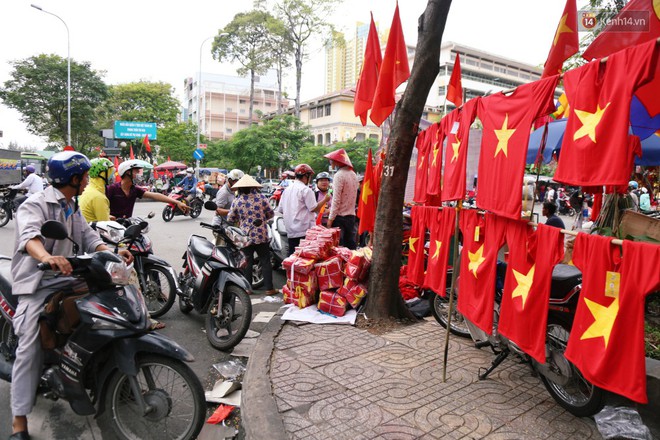 Quốc kỳ, áo đỏ sao vàng cháy hàng ở Sài Gòn trước trận chung kết lượt đi AFF Cup 2018 - Ảnh 15.