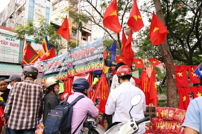 Quốc kỳ, áo đỏ sao vàng cháy hàng ở Sài Gòn trước trận chung kết lượt đi AFF Cup 2018 - Ảnh 14.