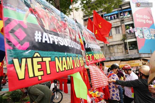 Quốc kỳ, áo đỏ sao vàng cháy hàng ở Sài Gòn trước trận chung kết lượt đi AFF Cup 2018 - Ảnh 13.