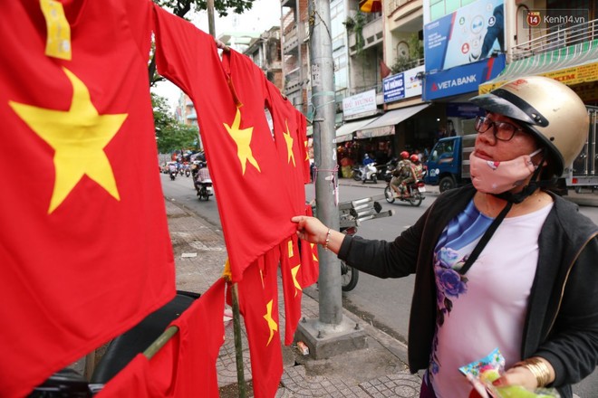 Quốc kỳ, áo đỏ sao vàng cháy hàng ở Sài Gòn trước trận chung kết lượt đi AFF Cup 2018 - Ảnh 12.