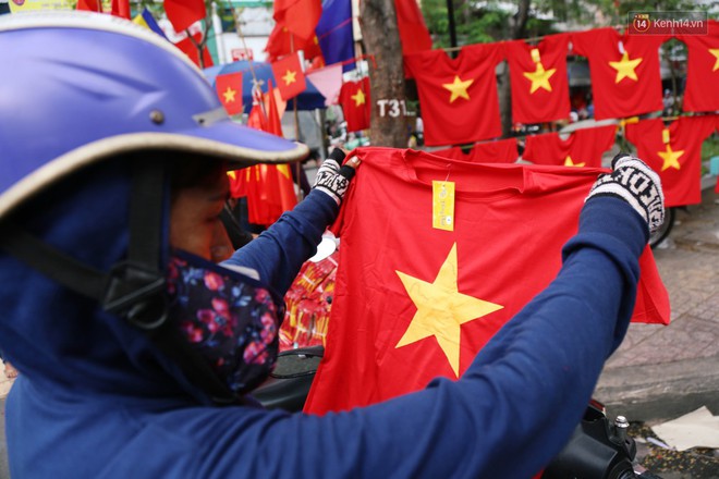 Quốc kỳ, áo đỏ sao vàng cháy hàng ở Sài Gòn trước trận chung kết lượt đi AFF Cup 2018 - Ảnh 11.