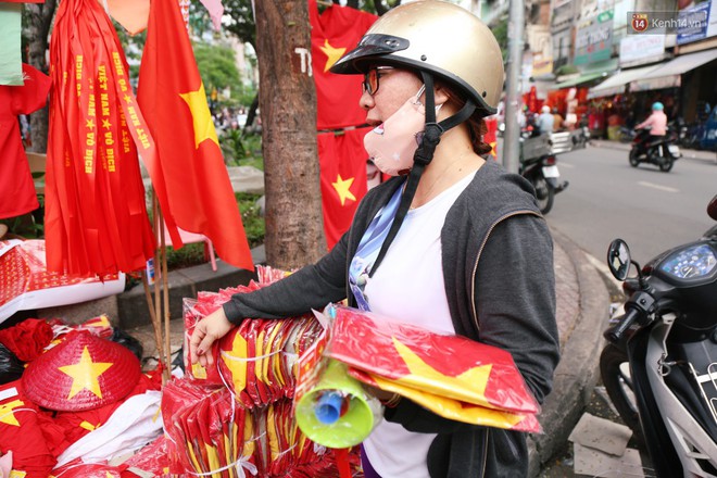 Quốc kỳ, áo đỏ sao vàng cháy hàng ở Sài Gòn trước trận chung kết lượt đi AFF Cup 2018 - Ảnh 10.